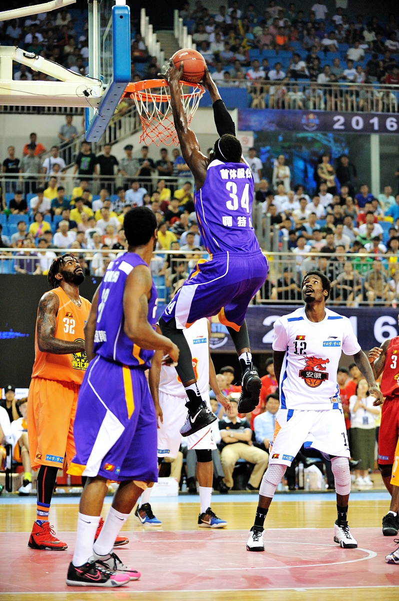 步行者鏖战新疆队，恩比德扛起全队