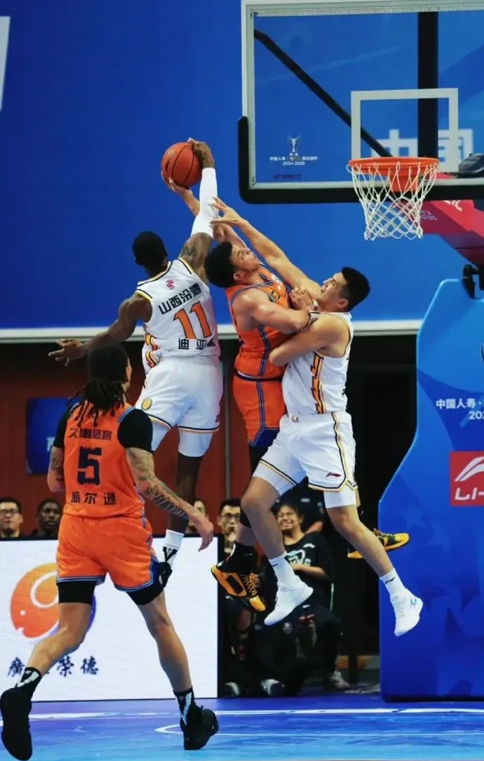 山西队险胜上海队，米切尔点燃赛场