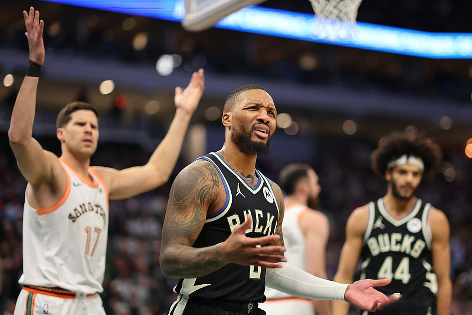 魔术鏖战雄鹿，利拉德统治全场