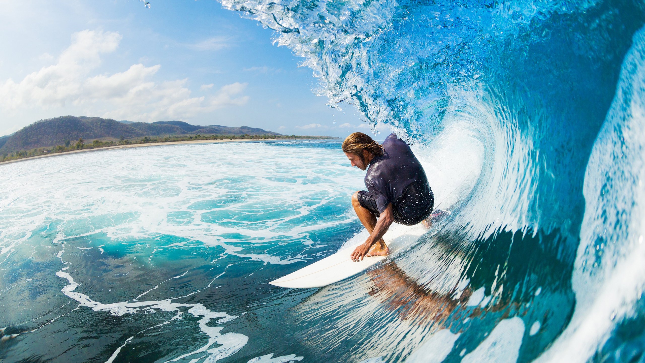 桥梁上的对决，保罗终场三分助尼克斯险胜深圳队